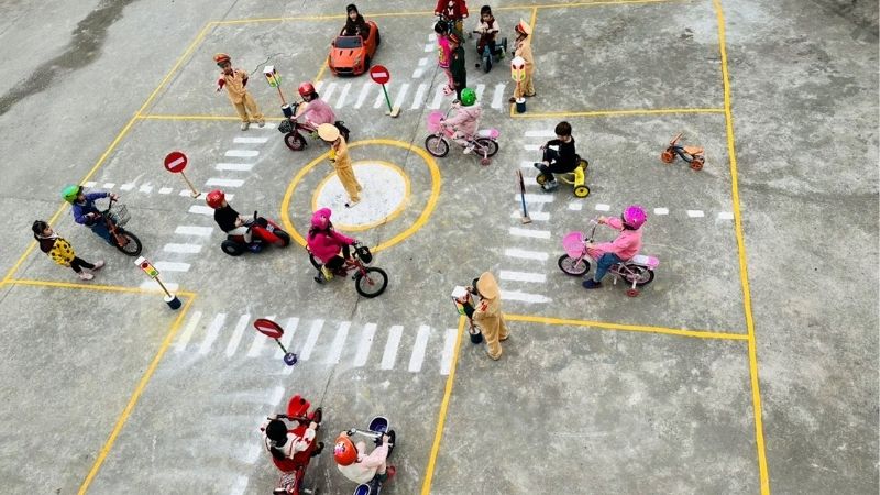 Các bé 4 tuổi trải nghiệm hoạt động tham gia giao thông