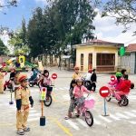 Các bé 4 tuổi trải nghiệm hoạt động tham gia giao thông: Ngã tư đường phố trên sân trường Các bé 4 tuổi trải nghiệm hoạt động tham gia giao thông