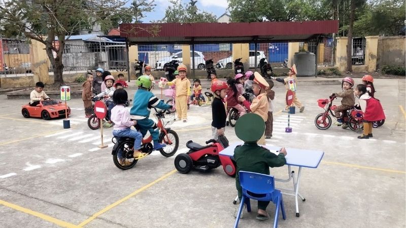 Các bé 4 tuổi trải nghiệm hoạt động tham gia giao thông
