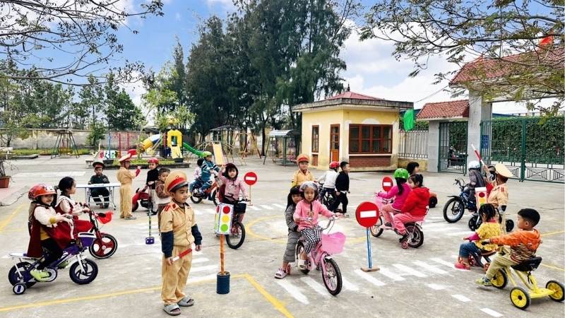Các bé 4 tuổi trải nghiệm hoạt động tham gia giao thông